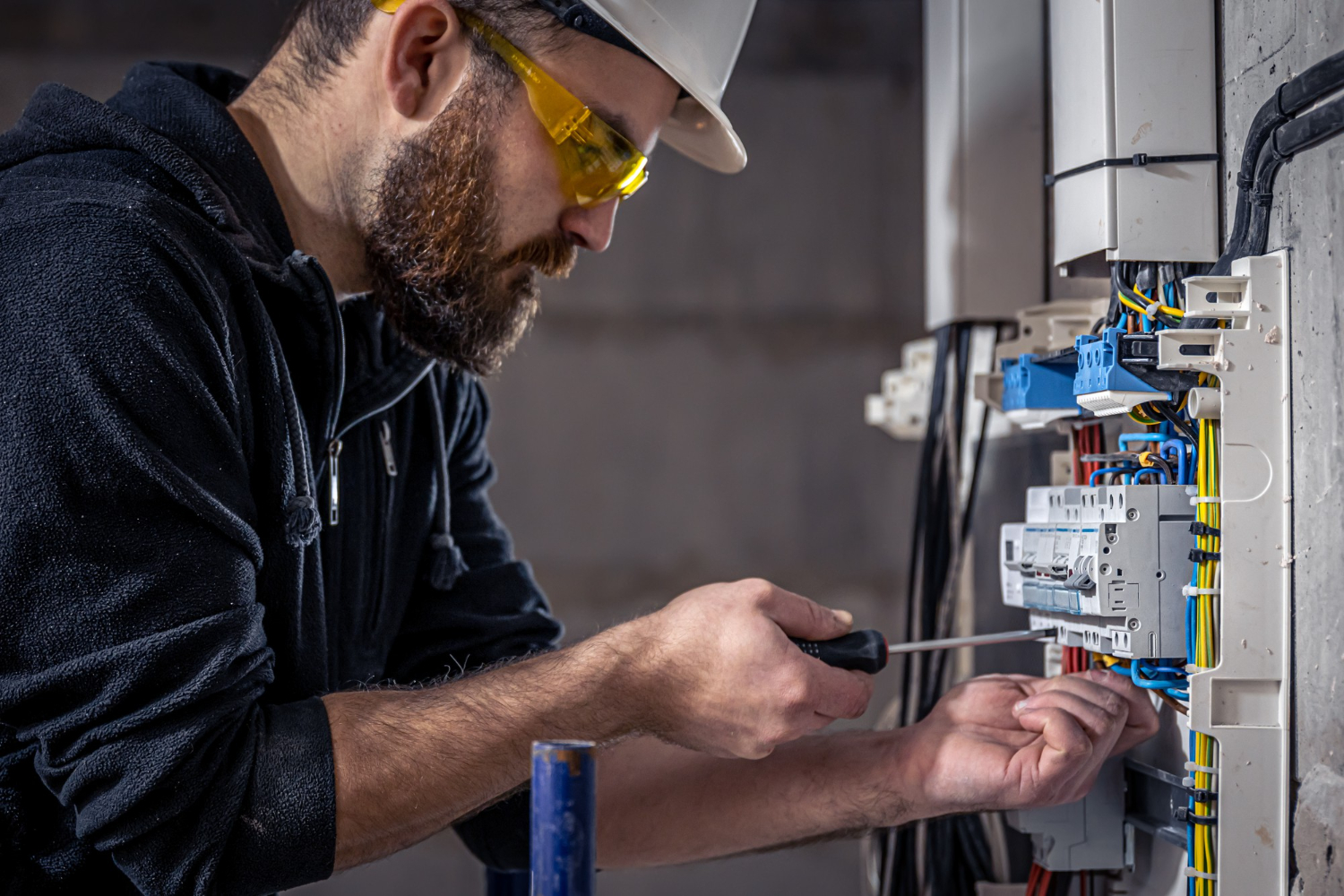 Travaux d’électricité – Jérôme Dépannage Électricien effectuant un branchement sur tableau électrique