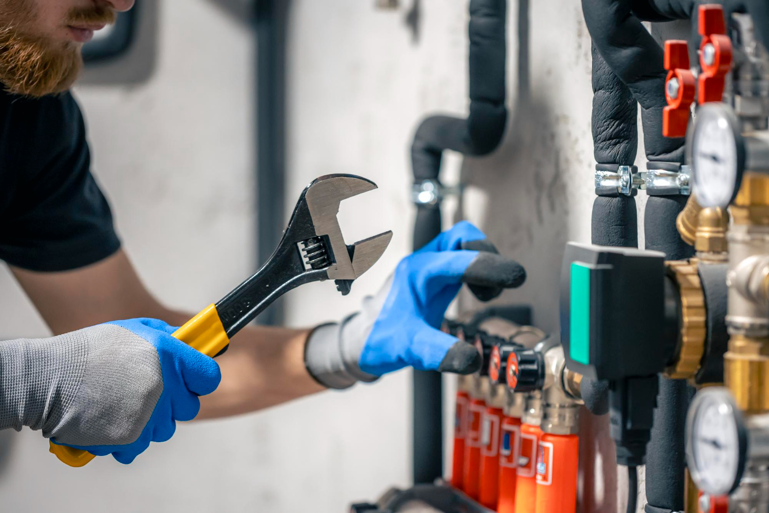 Entretien du chauffage – Jérôme Dépannage Artisan plombier électricien ajustant un système de chauffage