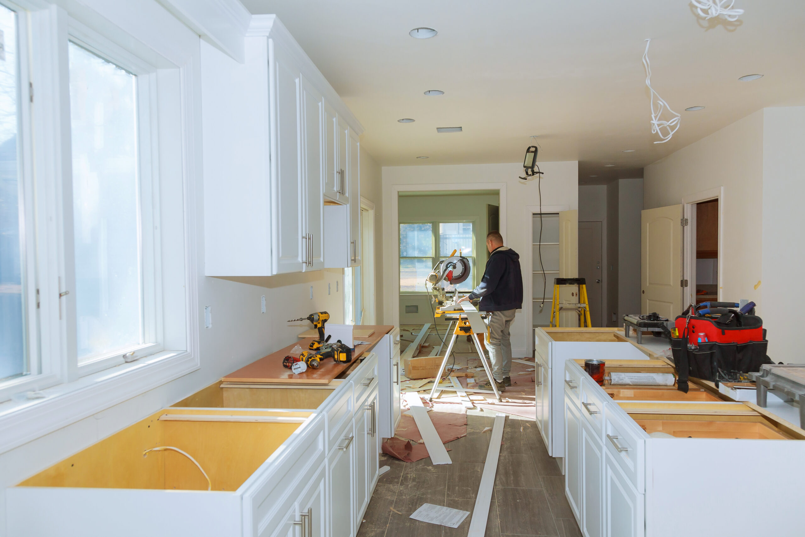 Aménagement intérieur – Jérôme Dépannage Rénovation de cuisine en cours avec installation de nouveaux meubles