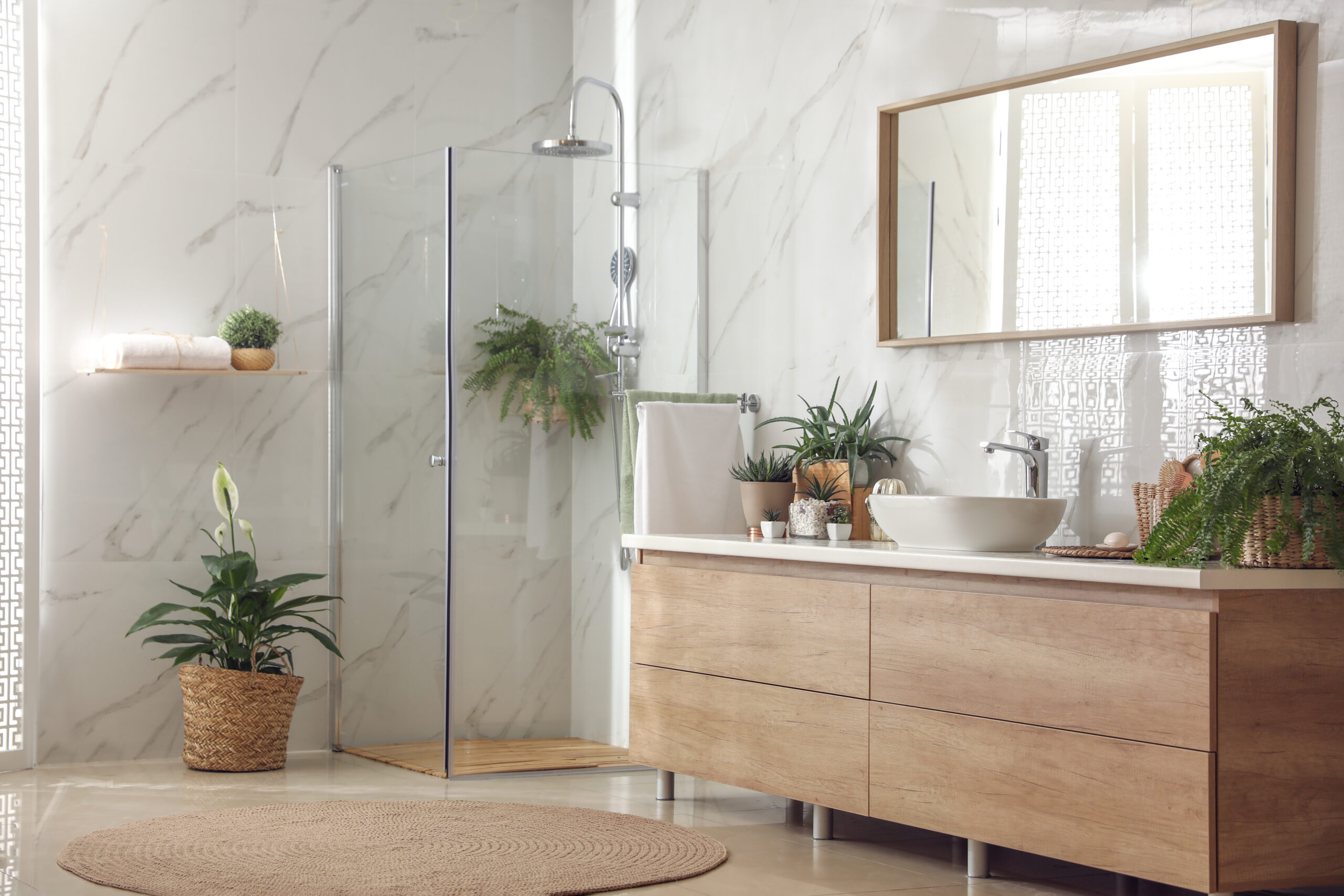 Rénovation de salle de bains moderne – Jérôme Dépannage Salle de bains rénovée avec douche à l’italienne et mobilier en bois clair