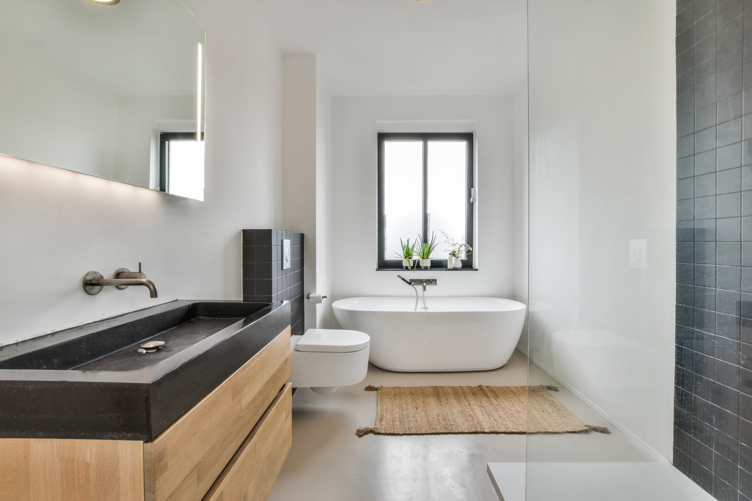 Aménagement de salle de bains – Jérôme Dépannage Salle de bains contemporaine rénovée avec baignoire et meubles en bois