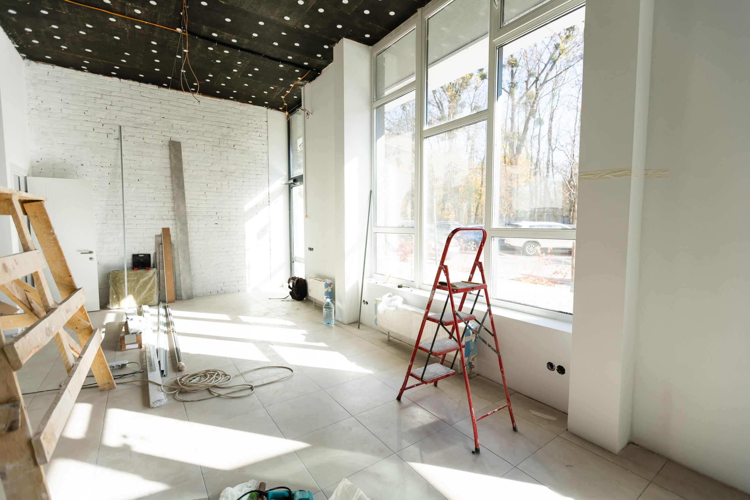 Chantier de rénovation – Jérôme Dépannage Pièce de maison en rénovation avec outillage et travaux de peinture