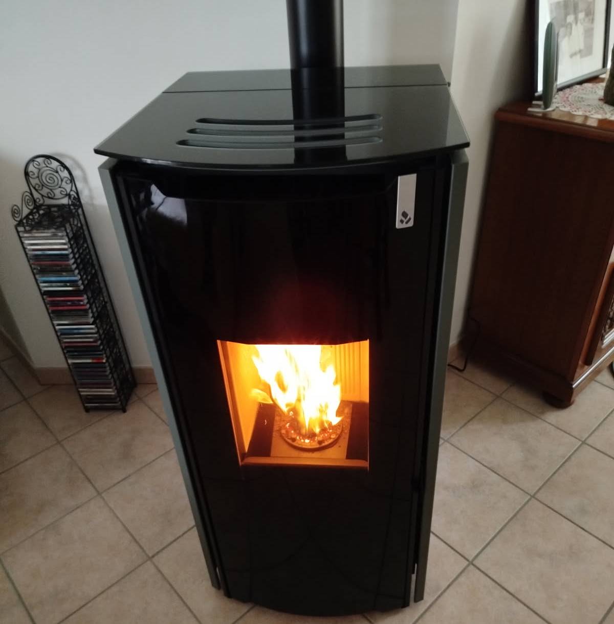 Artisan installant un poêle de chauffage à bois